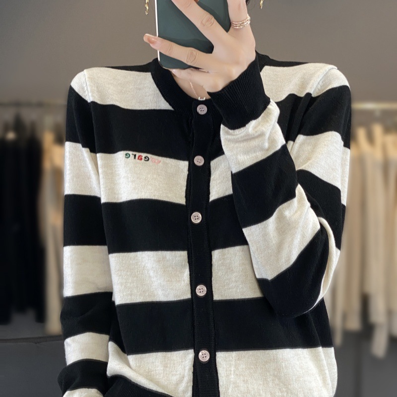 Cardigan in lana pettinata con - Embroidery Alphabet Designs recensione e prezzo