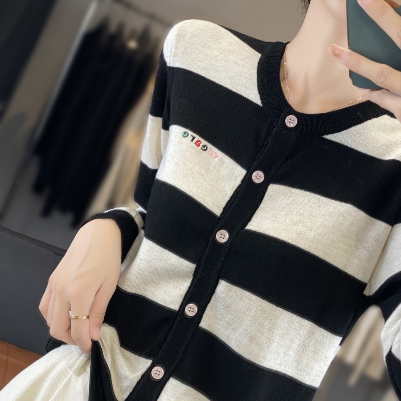 Cardigan in lana pettinata con - Embroidery Alphabet Designs recensione e prezzo