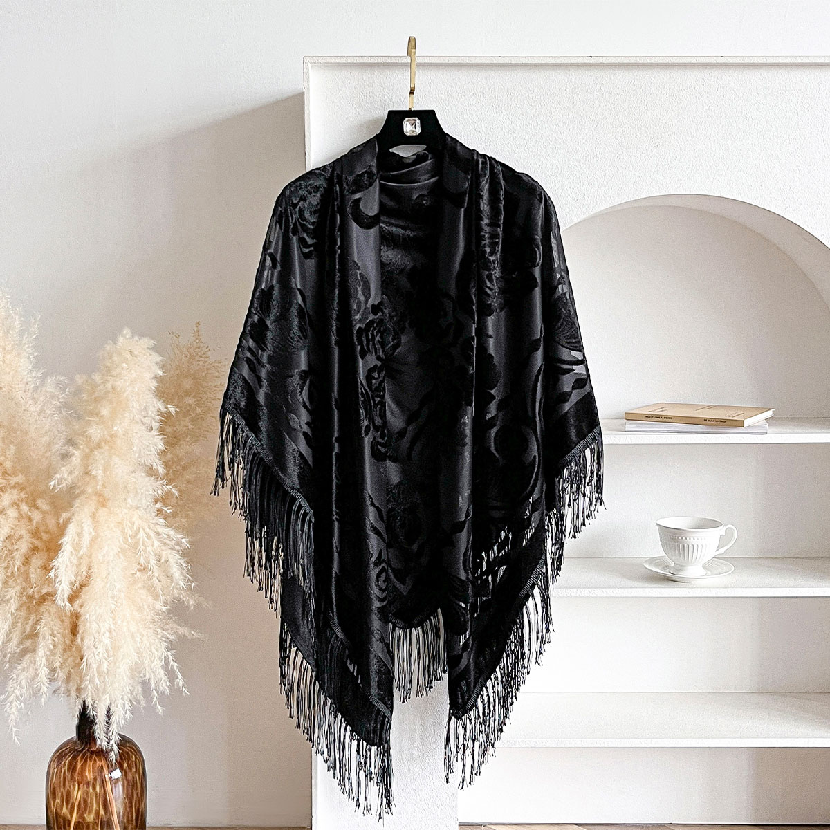 Sciarpa Retrò in Velluto con N - Embroidery Shawl recensione e prezzo